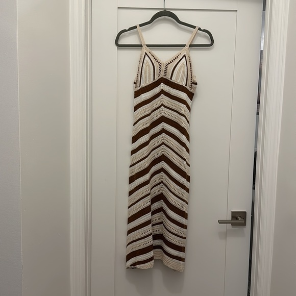 🆕 BEIGE/BROWN SLEEVELESS CHEVRON KNIT MIDI DRESS - Picture 5 of 6